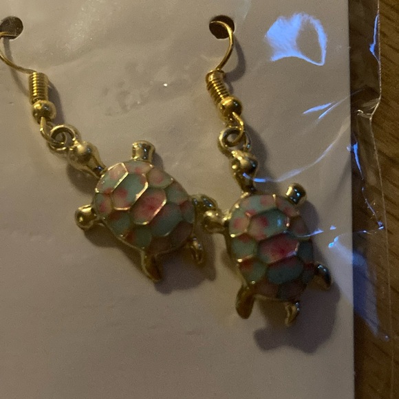 Sea Turtle Earrings. - Picture 3 of 3